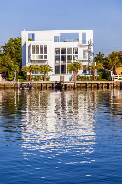 Casas de luxo no canal em Miami — Fotografia de Stock