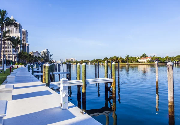 Casas de lujo en el canal en Miami — Foto de Stock