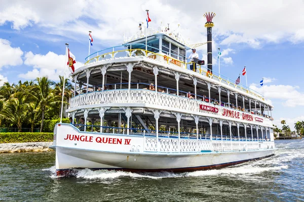 Crucero con la selva reina barco de río — Foto de Stock