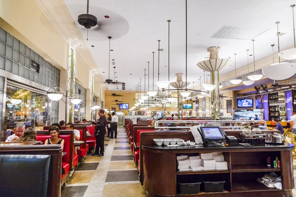 People eat inside the famous Jerrys Deli — Stock Photo, Image