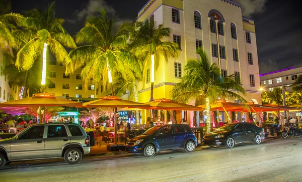 Menschen genießen Nachtleben am Ocean Drive am Südstrand — Stockfoto