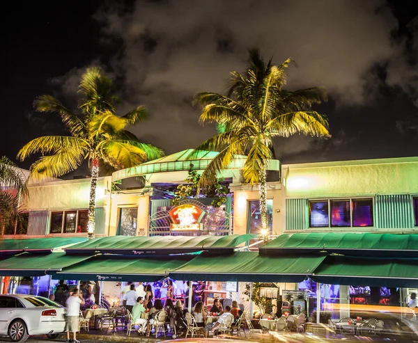 Menschen genießen Nachtleben am Ocean Drive am Südstrand — Stockfoto