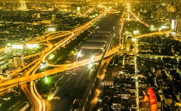 Vista a través del horizonte de Bangkok por la noche —  Fotos de Stock