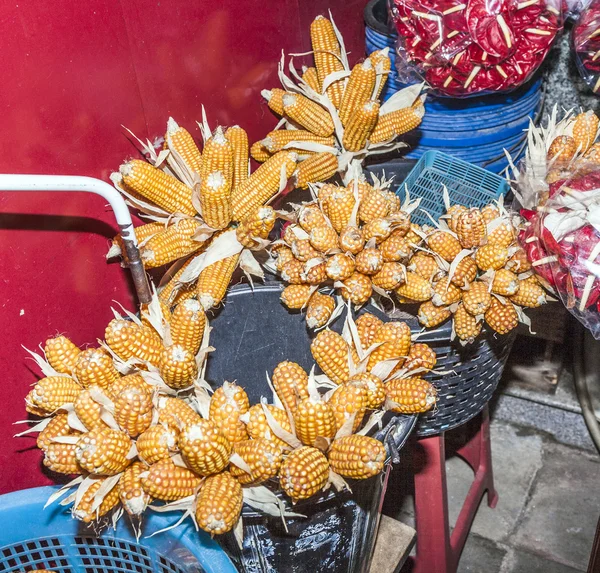 Färgglada blommor och indiska majs på blommarknaden — Stockfoto