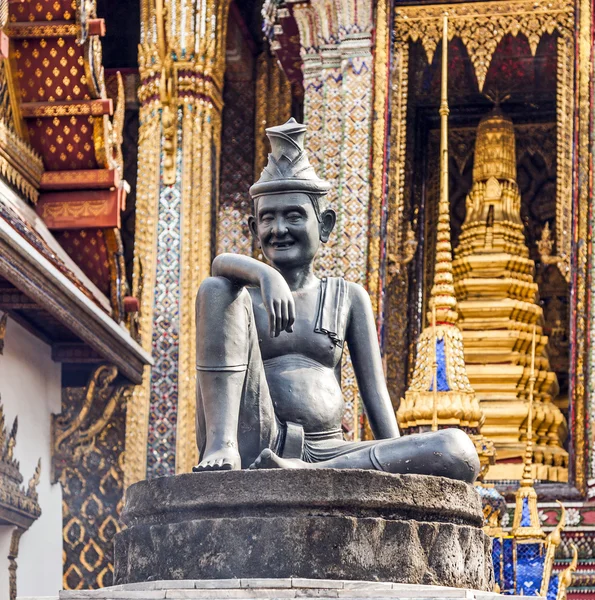 Kluizenaar arts op een pijler in het grand palace — Stockfoto