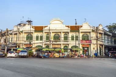 tarihi binanın önünde semt pazarı ile Bangkok