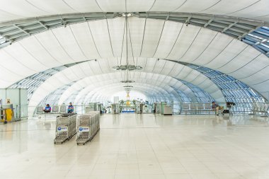 insanlar suvarnabhumi uluslararası gidiş terminalinde bekliyor 