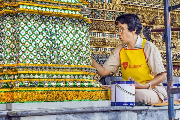 Mulher está restaurando um mosaico na parede no grande palácio — Fotografia de Stock