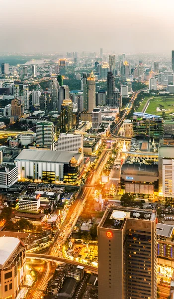 Visa hela bangkok skyline på kvällen — Stockfoto