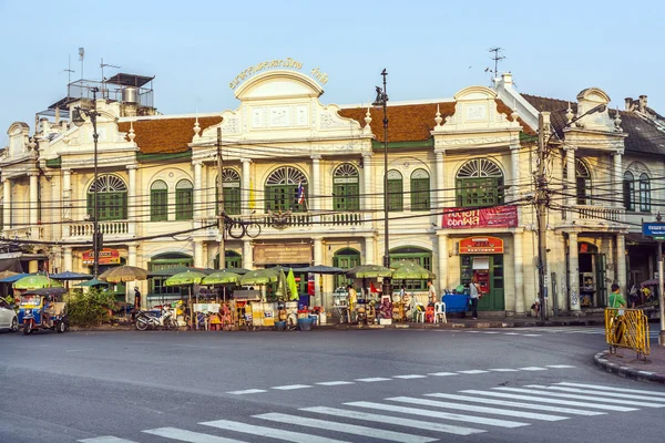 Historisk bygning i Bangkok med gatemarked foran – stockfoto