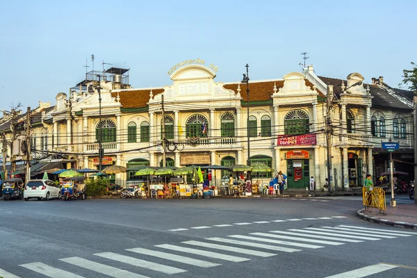 Edificio storico a Bangkok con mercato di strada di fronte — Foto Stock