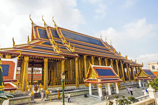 Visitantes y turistas admirando el templo tradicionalmente decorado —  Fotos de Stock