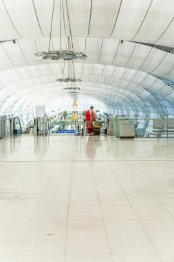 insanlar suvarnabhumi uluslararası gidiş terminalinde bekliyor 
