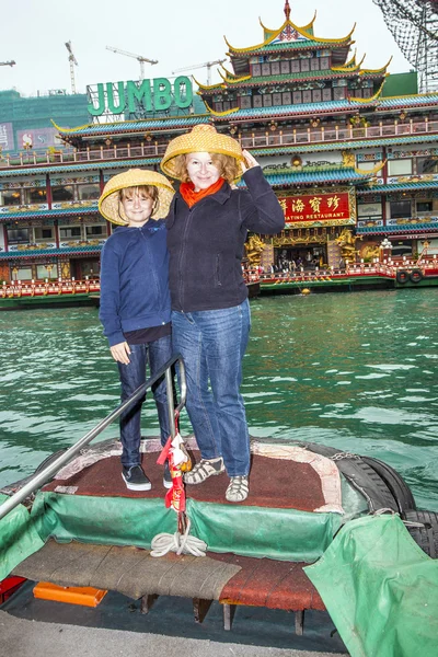 Туристів на човні круїз з традиційним дерев'яним сміттям — стокове фото
