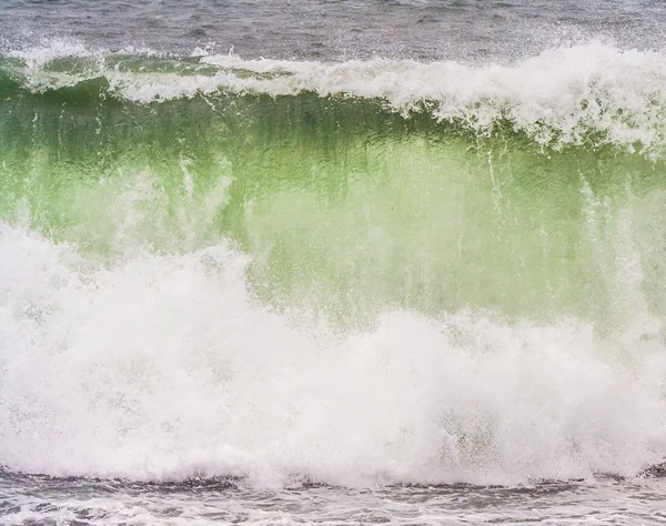 Stormachtig weer op het zwarte strand met hoge golven — Stockfoto