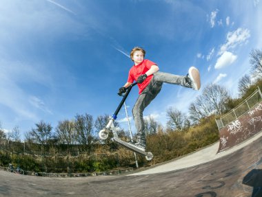 çocuk ile bir scooter funbox atlama