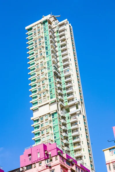 Häuserfassade in der Innenstadt mit Wohnungen und Klimaanlage — Stockfoto