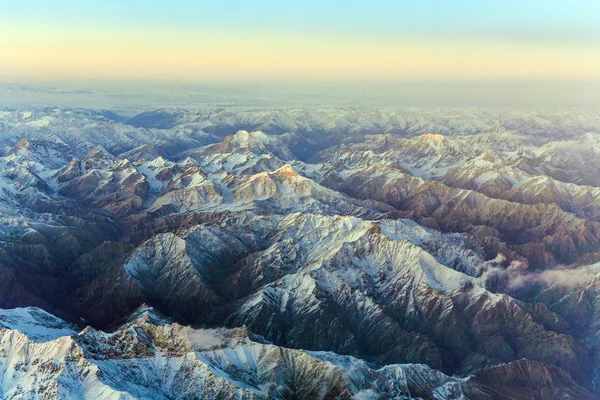 Bella vista dal velivolo alle montagne dell'Himalay — Foto Stock