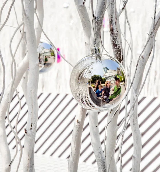 Familia se refleja en bolas de árbol de Navidad —  Fotos de Stock