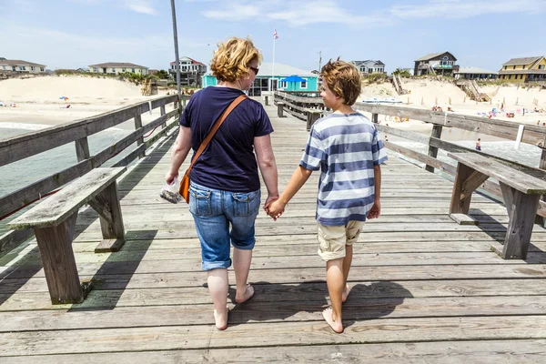 Madre e figlio che camminano mano nella mano al famoso molo — Foto Stock