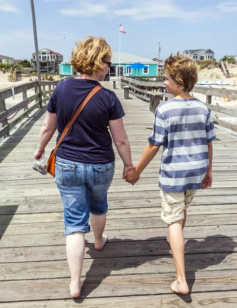 Madre e figlio che camminano mano nella mano al famoso molo — Foto Stock