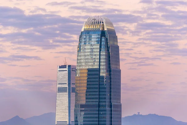 Top van wolkenkrabber door nacht met panorama van hong kong — Stockfoto