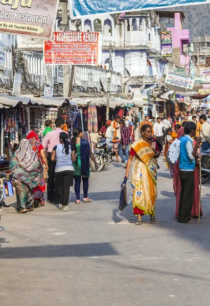 Mãe com criança anda em torno de Pushkar na rua principal — Fotografia de Stock