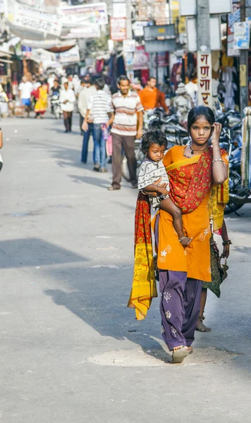 Mother with child walks around Pushkar in the main street — Stock Photo, Image
