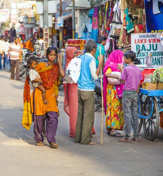 Madre con niño pasea por Pushkar en la calle principal —  Fotos de Stock