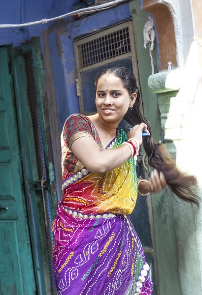 Indianerin kämmt sich zu Hause die Haare — Stockfoto