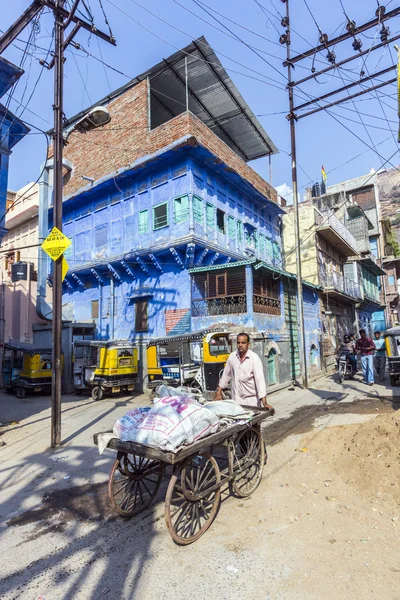 Ember pushcart, és a rakomány az utcán-Jodhpur — Stock Fotó