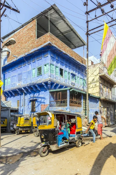 Auto rickshaw três-weeler tuk-tuk táxi transporta pessoas em Jo — Fotografia de Stock