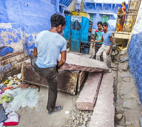 Trabajador indio portando piedras — Foto de Stock