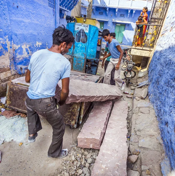 Trabajador indio portando piedras —  Fotos de Stock