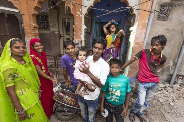 Famille indienne pose fièrement — Photo