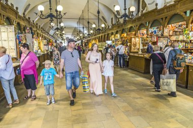 sukiennice bez hal dükkanda turist