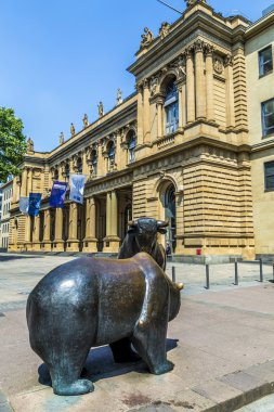 frankfurt Borsası, ayı ve boğa heykelleri