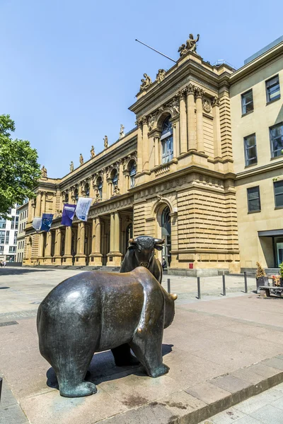 The Bull and Bear Statues at the Frankfurt Stock Exchange — Stock Photo, Image