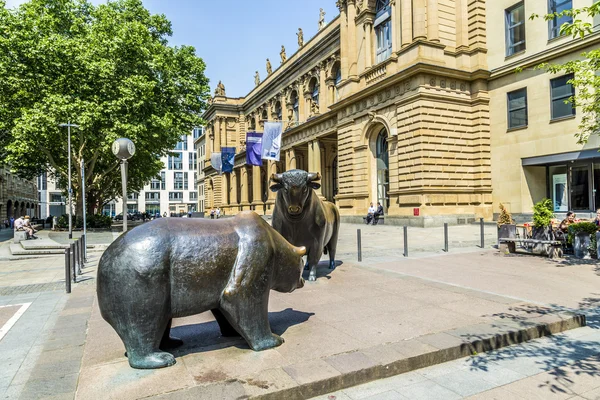 Estátuas da Bull and Bear na Bolsa de Valores de Frankfurt — Fotografia de Stock