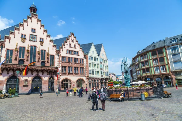 Pessoas na Praça Roemerberg em Frankfurt — Fotografia de Stock