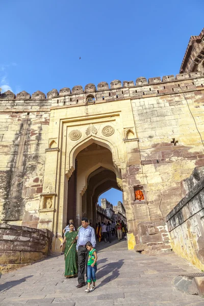 Pessoas visitam o forte meherangarh - jodhpur - índia — Fotografia de Stock