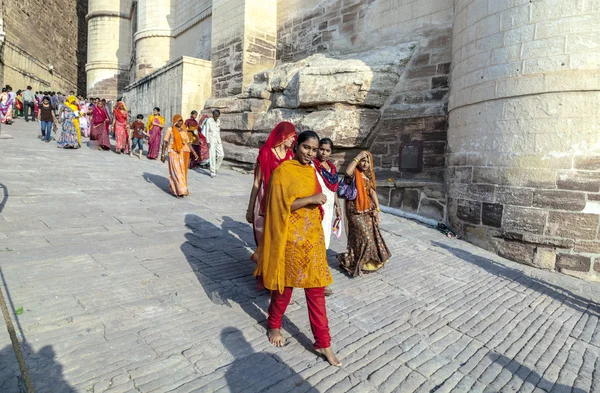 Lidé navštěvují meherangarh fort - jodhpur - Indie — Stock fotografie