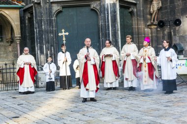 Piskopos franz scharl doğmamış çocuk için dua ediyor 