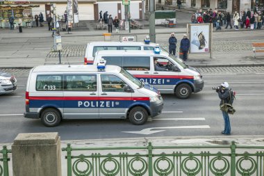 Polis ve barışçıl gösteri üstündeki fotoğrafçı