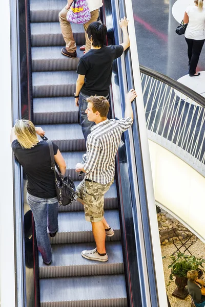 People on moving staircase — Stock Photo, Image