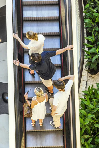 Personas en escaleras móviles — Foto de Stock