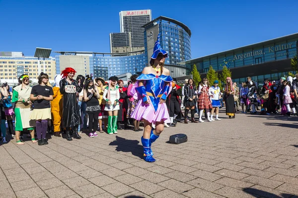 Giornata pubblica alla Fiera Internazionale del Libro di Francoforte, persone colorate composte come Manga dalla scena Comic con costumi hanno una grande festa — Foto Stock