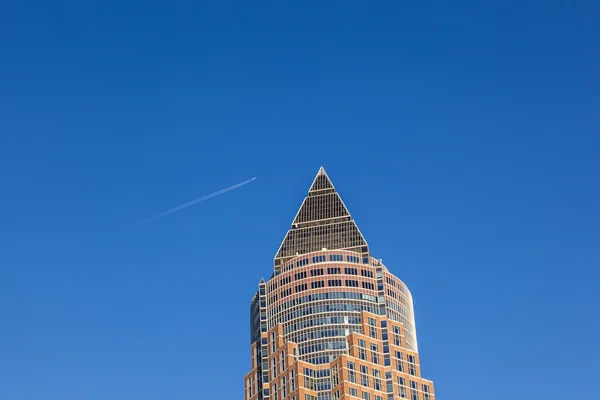 Frankfurt handelsbeurs en toren — Stockfoto