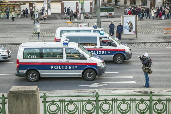 Police et photographe au sommet de la manifestation pacifique — Photo