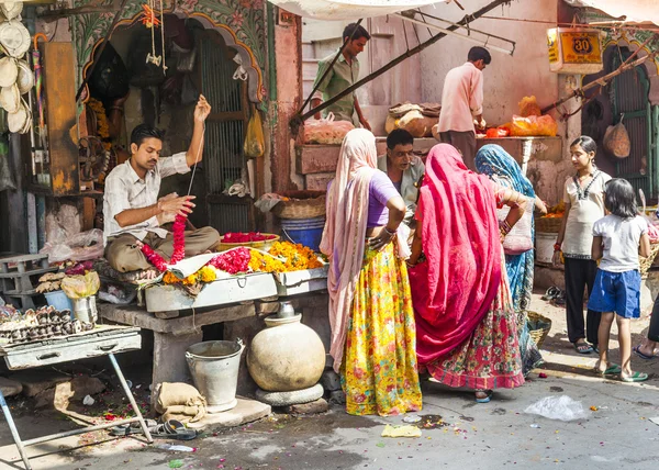 Frauen kaufen bunte Girlanden auf dem Wochenmarkt — Stockfoto